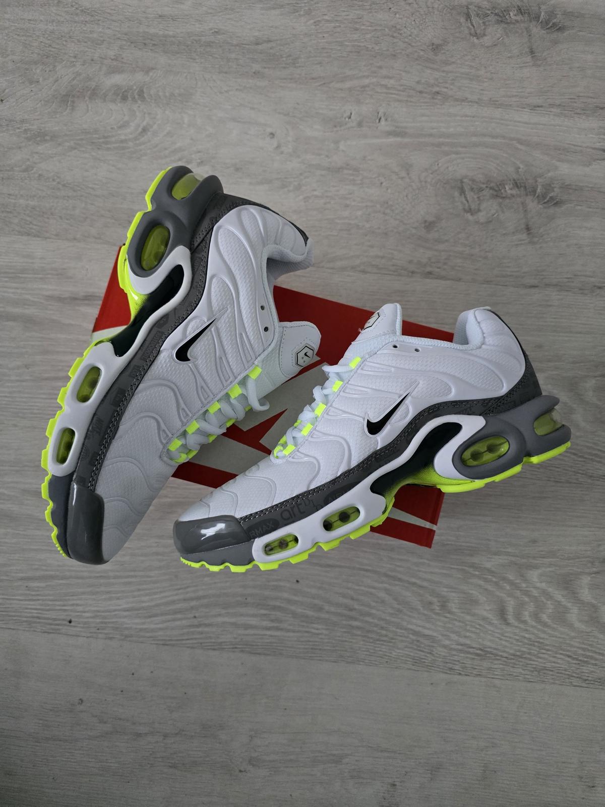 TN BLANCA SUELA VERDE NEON