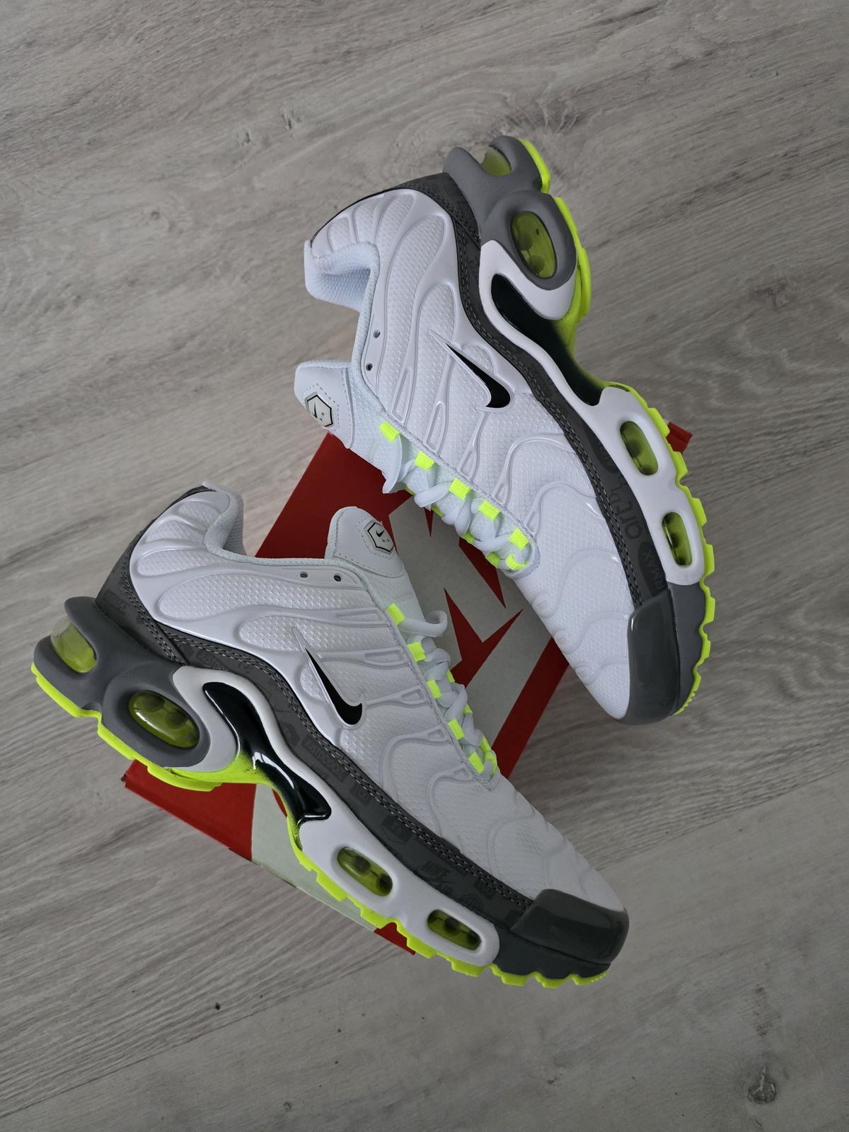 TN BLANCA SUELA VERDE NEON