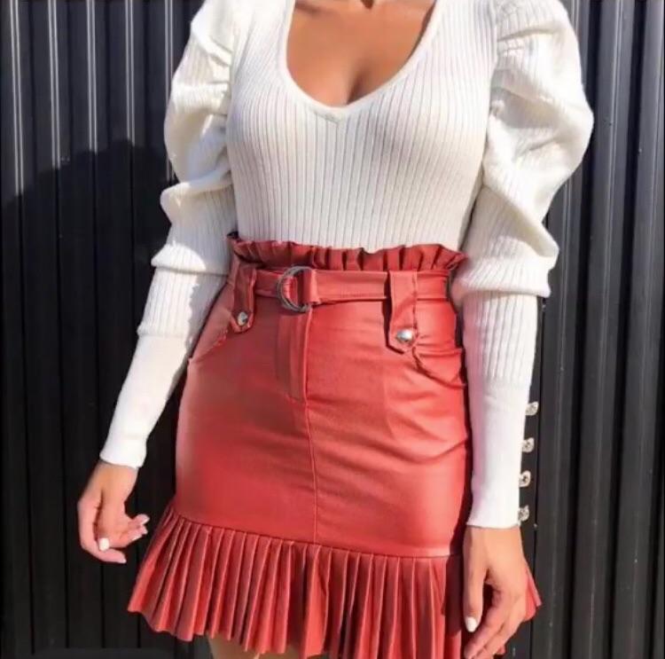 Falda mini efecto piel plisada